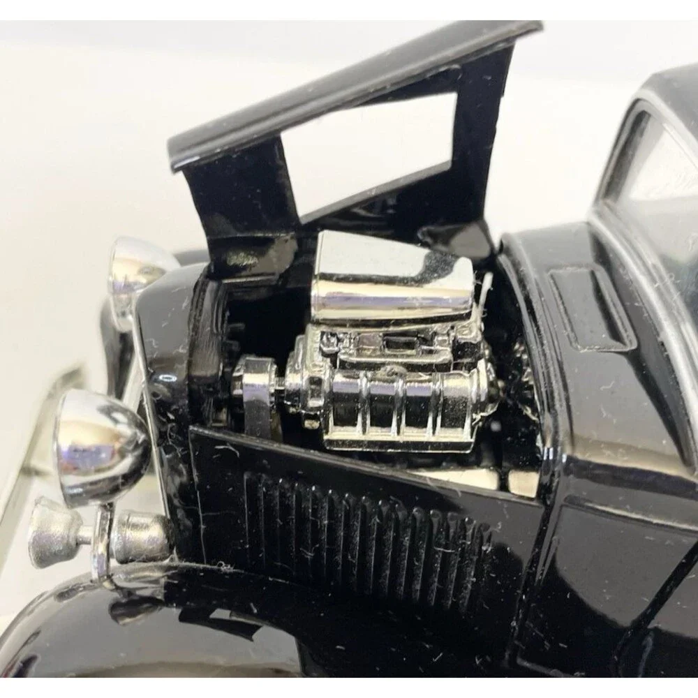 1932 Ford Coupe Black Silver Diecast 1:24 Model Car Motormax 73251